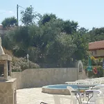 מלון דירות Seaview 4*